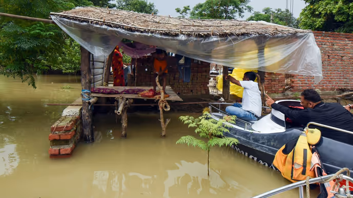 पटना से पूर्णिया तक बाढ़ का तांडव, 5 तस्वीरों में देखिए कैसे आंखों के सामने डूबे घर-बार