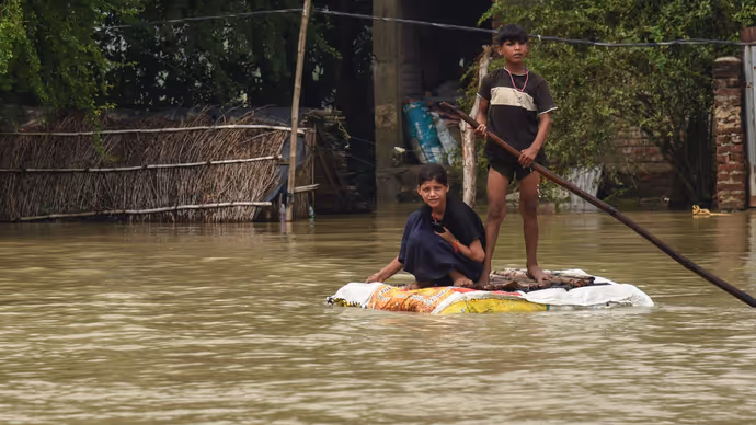 पटना से पूर्णिया तक बाढ़ का तांडव, 5 तस्वीरों में देखिए कैसे आंखों के सामने डूबे घर-बार