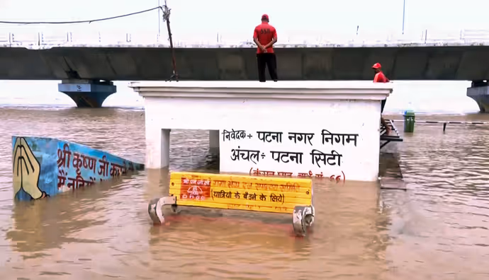 पटना से पूर्णिया तक बाढ़ का तांडव, 5 तस्वीरों में देखिए कैसे आंखों के सामने डूबे घर-बार