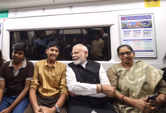 दिल्ली मेट्रो में बच्चों संग PM मोदी की मस्ती की 7 खूबसूरत तस्वीरें! खूब हुई बातचीत और हंसी-मजाक