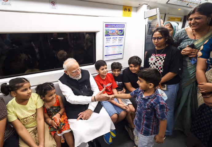 दिल्ली मेट्रो में बच्चों संग PM मोदी की मस्ती की 7 खूबसूरत तस्वीरें! खूब हुई बातचीत और हंसी-मजाक