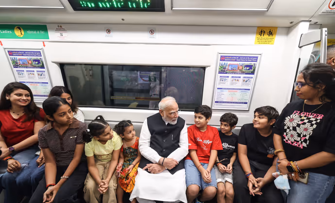 दिल्ली मेट्रो में बच्चों संग PM मोदी की मस्ती की 7 खूबसूरत तस्वीरें! खूब हुई बातचीत और हंसी-मजाक