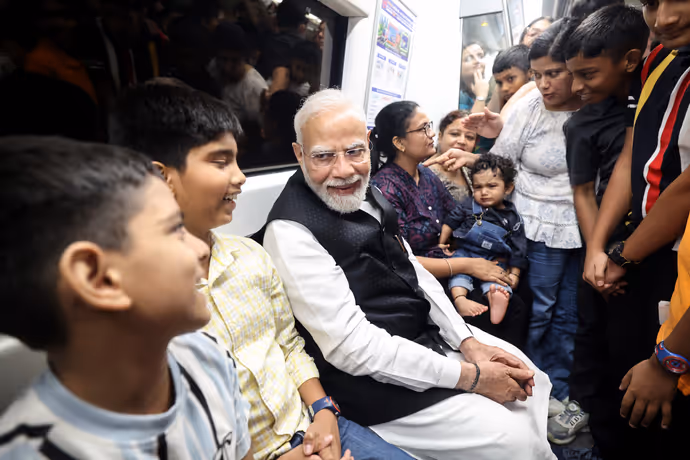 दिल्ली मेट्रो में बच्चों संग PM मोदी की मस्ती की 7 खूबसूरत तस्वीरें! खूब हुई बातचीत और हंसी-मजाक
