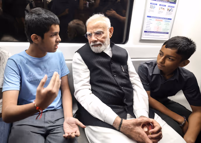 दिल्ली मेट्रो में बच्चों संग PM मोदी की मस्ती की 7 खूबसूरत तस्वीरें! खूब हुई बातचीत और हंसी-मजाक