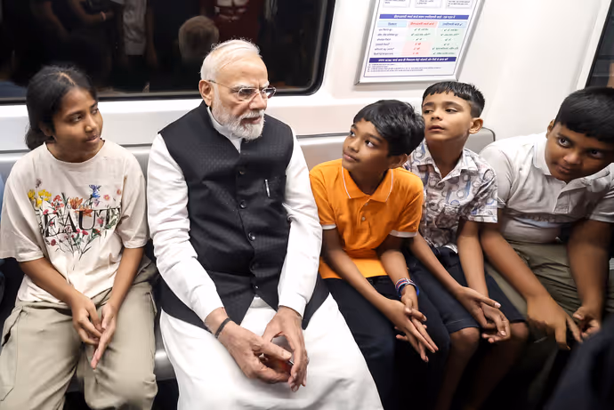 दिल्ली मेट्रो में बच्चों संग PM मोदी की मस्ती की 7 खूबसूरत तस्वीरें! खूब हुई बातचीत और हंसी-मजाक