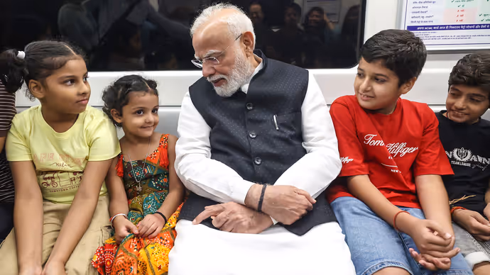 दिल्ली मेट्रो में बच्चों संग PM मोदी की मस्ती की 7 खूबसूरत तस्वीरें! खूब हुई बातचीत और हंसी-मजाक