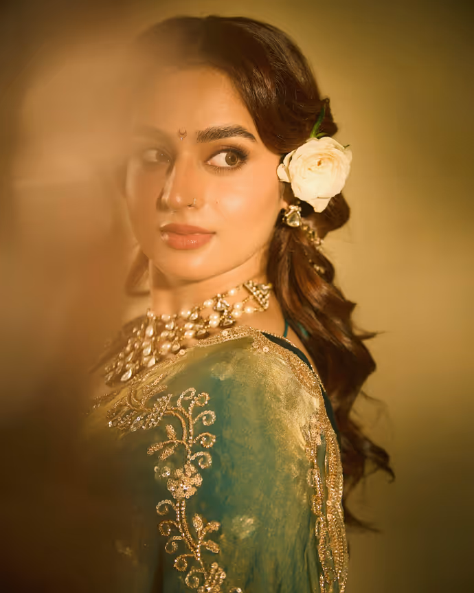 'शरारत गर्ल' आयशा खान ने साड़ी में ढाया कहर, 8 Photos में दिखा हसीना का खूबसूरत अंदाज