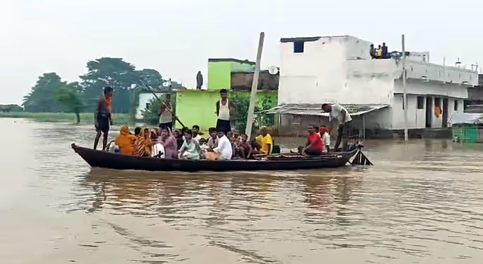 Bihar Flood: पटना हुआ पानी पानी...7 तस्वीरों में देखिए गंगा के तांडव से तबाही