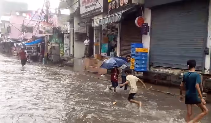 रुद्रप्रयाग में अलकनंदा उफान पर तो सिक्किम में भूस्खलन ने रोका नदी का रास्ता, 10 PHOTO में बारिश का कहर