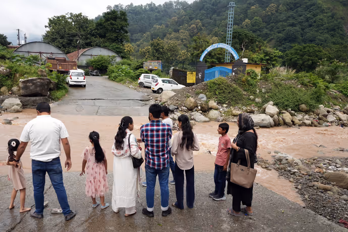 रुद्रप्रयाग में अलकनंदा उफान पर तो सिक्किम में भूस्खलन ने रोका नदी का रास्ता, 10 PHOTO में बारिश का कहर
