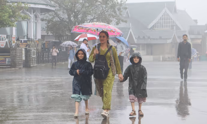 रुद्रप्रयाग में अलकनंदा उफान पर तो सिक्किम में भूस्खलन ने रोका नदी का रास्ता, 10 PHOTO में बारिश का कहर