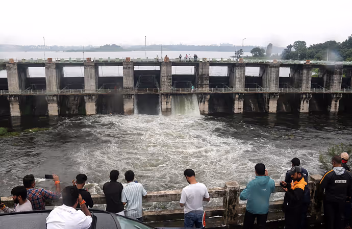 रुद्रप्रयाग में अलकनंदा उफान पर तो सिक्किम में भूस्खलन ने रोका नदी का रास्ता, 10 PHOTO में बारिश का कहर
