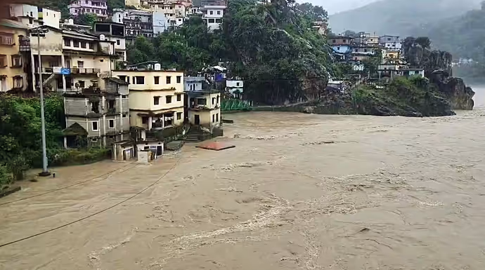 रुद्रप्रयाग में अलकनंदा उफान पर तो सिक्किम में भूस्खलन ने रोका नदी का रास्ता, 10 PHOTO में बारिश का कहर