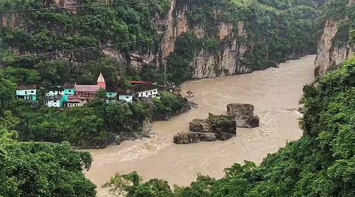 रुद्रप्रयाग में अलकनंदा उफान पर तो सिक्किम में भूस्खलन ने रोका नदी का रास्ता, 10 PHOTO में बारिश का कहर