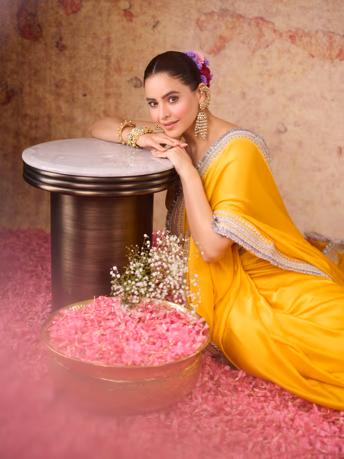 आमना शरीफ येलो साड़ी में लगीं संस्कारी, 6 PHOTOS में देखें बेपनाह ब्यूटी
