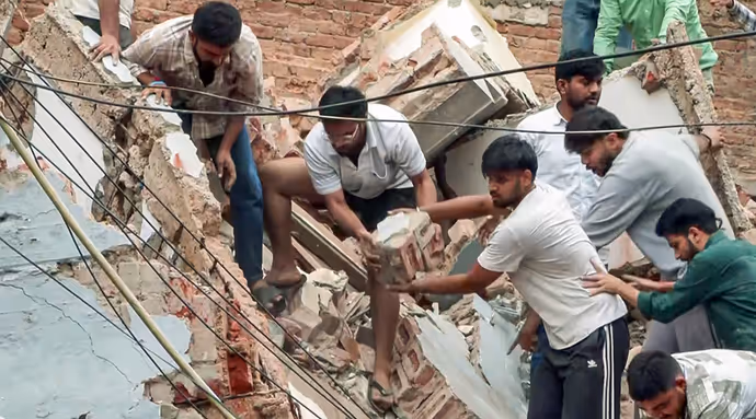 दिल्ली में भरभराकर गिरी छात्रों से भरी बिल्डिंग, 7 फोटो में देखें कितना भयानक था ये हादसा