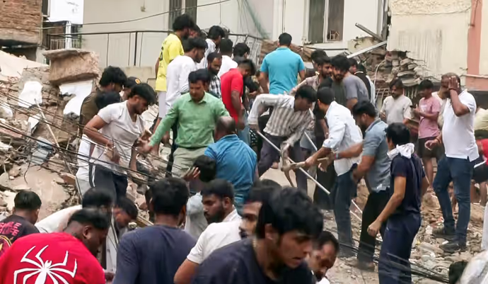 दिल्ली में भरभराकर गिरी छात्रों से भरी बिल्डिंग, 7 फोटो में देखें कितना भयानक था ये हादसा