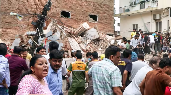 दिल्ली में भरभराकर गिरी छात्रों से भरी बिल्डिंग, 7 फोटो में देखें कितना भयानक था ये हादसा