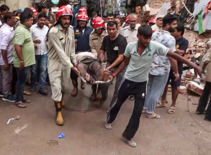 दिल्ली में भरभराकर गिरी छात्रों से भरी बिल्डिंग, 7 फोटो में देखें कितना भयानक था ये हादसा