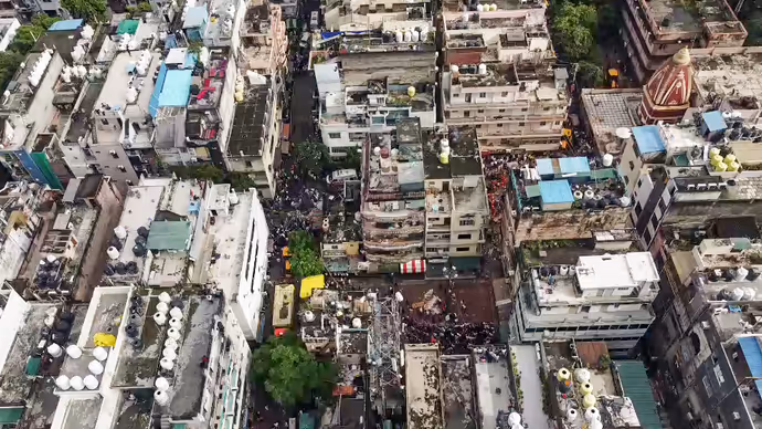 20 PHOTOS में दिल्ली बिल्डिंग हादसा: मलबे में दबा मिला युवक, ताश के पत्तों की तरह ढही 50 साल पुरानी इमारत