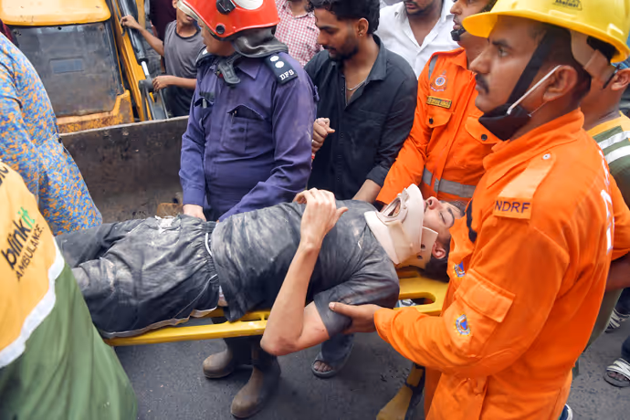20 PHOTOS में दिल्ली बिल्डिंग हादसा: मलबे में दबा मिला युवक, ताश के पत्तों की तरह ढही 50 साल पुरानी इमारत