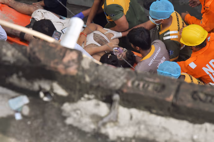 20 PHOTOS में दिल्ली बिल्डिंग हादसा: मलबे में दबा मिला युवक, ताश के पत्तों की तरह ढही 50 साल पुरानी इमारत