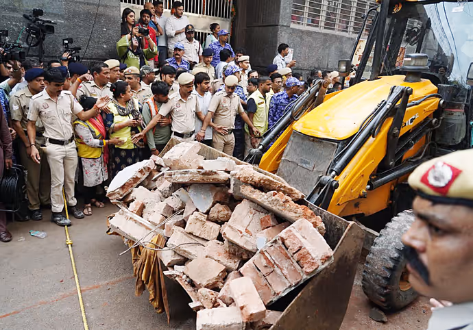 20 PHOTOS में दिल्ली बिल्डिंग हादसा: मलबे में दबा मिला युवक, ताश के पत्तों की तरह ढही 50 साल पुरानी इमारत