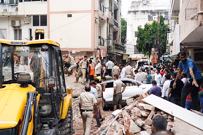 20 PHOTOS में दिल्ली बिल्डिंग हादसा: मलबे में दबा मिला युवक, ताश के पत्तों की तरह ढही 50 साल पुरानी इमारत