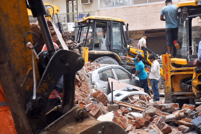 20 PHOTOS में दिल्ली बिल्डिंग हादसा: मलबे में दबा मिला युवक, ताश के पत्तों की तरह ढही 50 साल पुरानी इमारत