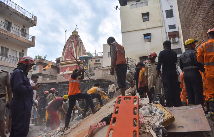 20 PHOTOS में दिल्ली बिल्डिंग हादसा: मलबे में दबा मिला युवक, ताश के पत्तों की तरह ढही 50 साल पुरानी इमारत
