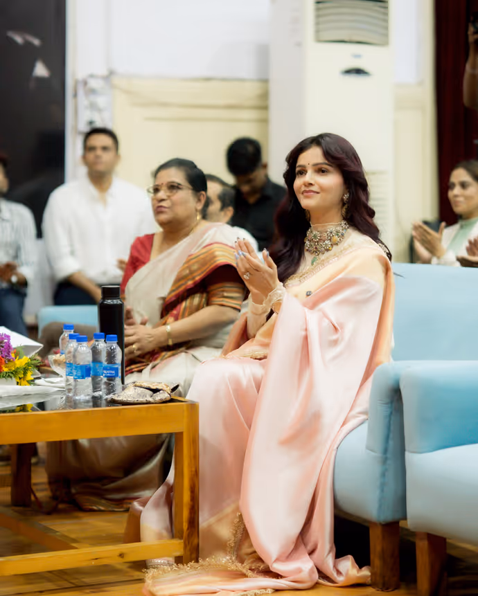 स्कूल फंक्शन में रॉयल पैलेस क्वीन सी बनकर पहुंची रुबीना दिलैक, देखें 6 PHOTOS