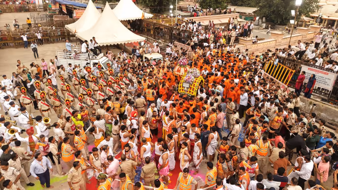 Ujjain Mahakal Sawari: भादों के दूसरे सोमवार निकली बाबा महाकाल की राजसी सवारी, 13 PHOTO में दिव्य दर्शन