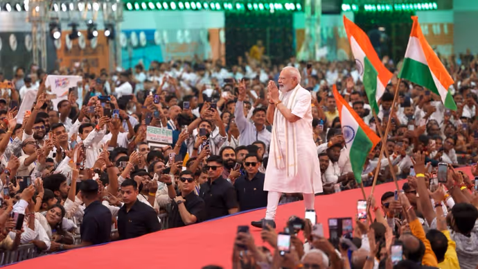 PM मोदी Y-शेप रैंप पर चलकर Gen-Z के बीच पहुंचे, 5 तस्वीरों में देखिए वडोदरा का खास नजारा
