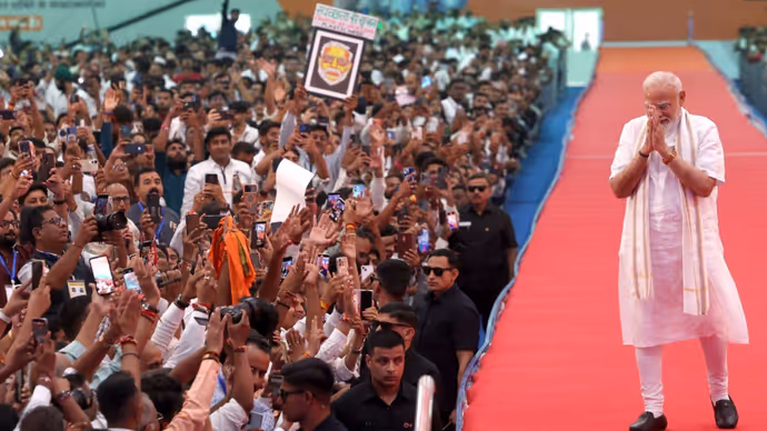 PM मोदी Y-शेप रैंप पर चलकर Gen-Z के बीच पहुंचे, 5 तस्वीरों में देखिए वडोदरा का खास नजारा