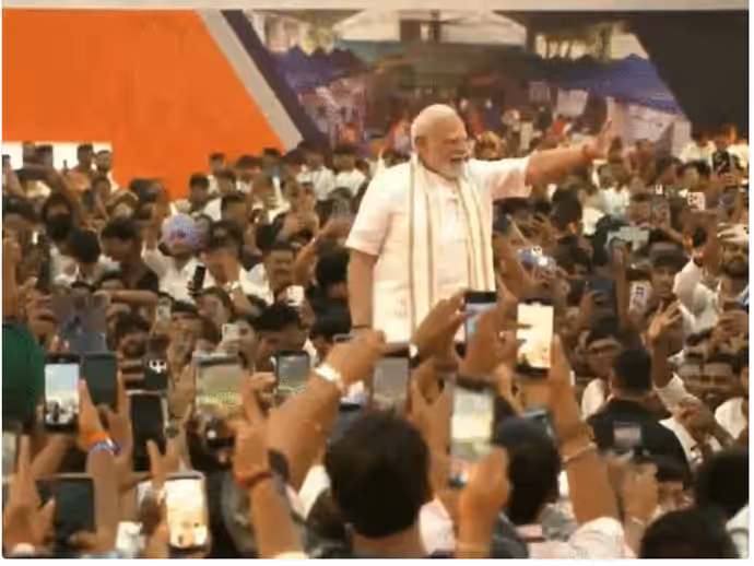 PM मोदी Y-शेप रैंप पर चलकर Gen-Z के बीच पहुंचे, 5 तस्वीरों में देखिए वडोदरा का खास नजारा