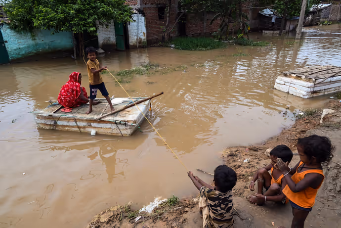 बिहार बाढ़ की 10 तस्वीरें: कटिहार में गंगा-कोसी-महानंदा उफान पर, पटना में जुगाड़ की नाव बनी सहारा