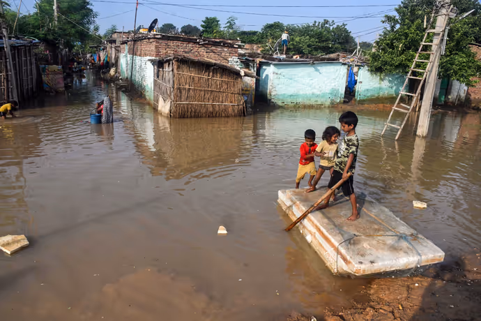 बिहार बाढ़ की 10 तस्वीरें: कटिहार में गंगा-कोसी-महानंदा उफान पर, पटना में जुगाड़ की नाव बनी सहारा