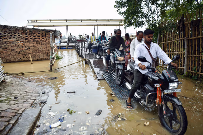 बिहार बाढ़ की 10 तस्वीरें: कटिहार में गंगा-कोसी-महानंदा उफान पर, पटना में जुगाड़ की नाव बनी सहारा
