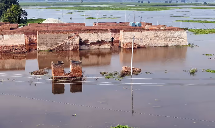 बिहार बाढ़ की 10 तस्वीरें: कटिहार में गंगा-कोसी-महानंदा उफान पर, पटना में जुगाड़ की नाव बनी सहारा