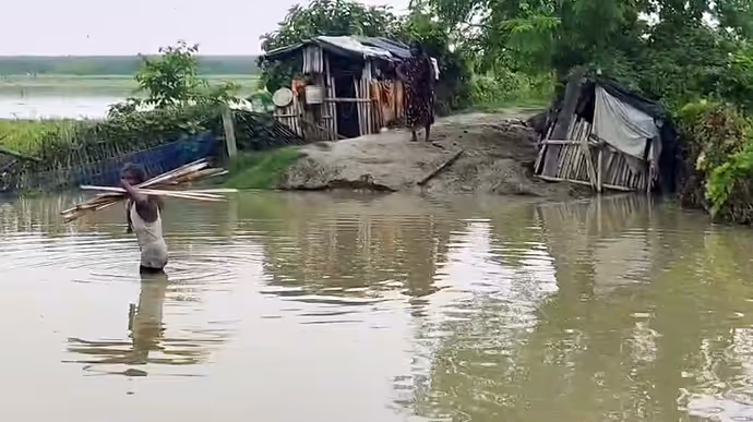बिहार बाढ़ की 10 तस्वीरें: कटिहार में गंगा-कोसी-महानंदा उफान पर, पटना में जुगाड़ की नाव बनी सहारा