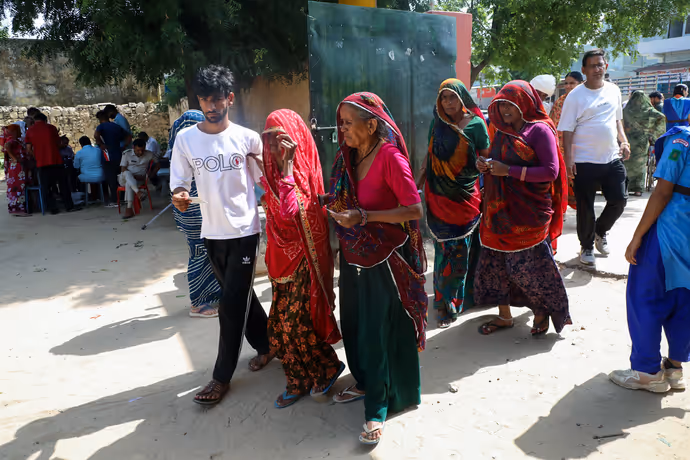 Jaipur Nikay Chunav: घूंघट से पगड़ी तक, 5 तस्वीरों में देखिए वोटिंग का अनोखा अंदाज
