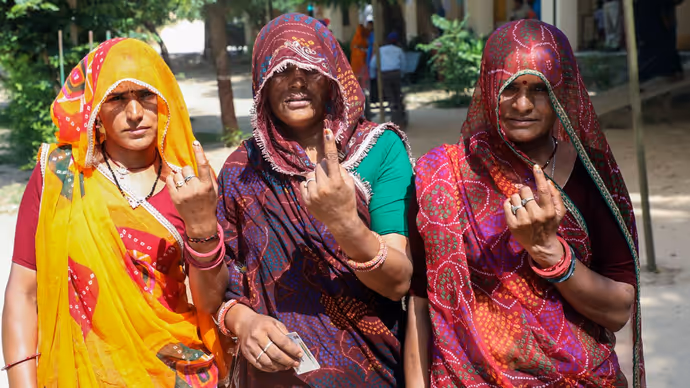 Jaipur Nikay Chunav: घूंघट से पगड़ी तक, 5 तस्वीरों में देखिए वोटिंग का अनोखा अंदाज