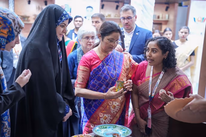 न कोई तामझाम, न दिखावा...BRICS में ईरानी राष्ट्रपति की बेटी जहरा ने जीता दिल, देखें 7 तस्वीरें