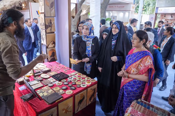 न कोई तामझाम, न दिखावा...BRICS में ईरानी राष्ट्रपति की बेटी जहरा ने जीता दिल, देखें 7 तस्वीरें