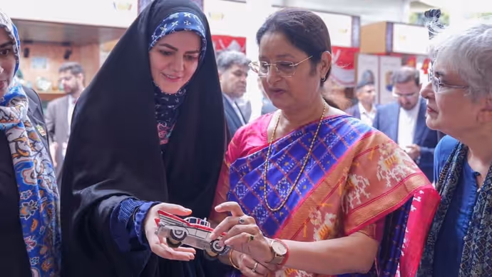 न कोई तामझाम, न दिखावा...BRICS में ईरानी राष्ट्रपति की बेटी जहरा ने जीता दिल, देखें 7 तस्वीरें