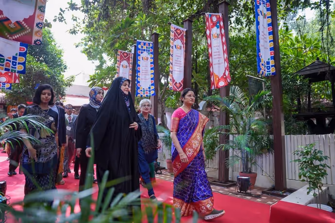 न कोई तामझाम, न दिखावा...BRICS में ईरानी राष्ट्रपति की बेटी जहरा ने जीता दिल, देखें 7 तस्वीरें