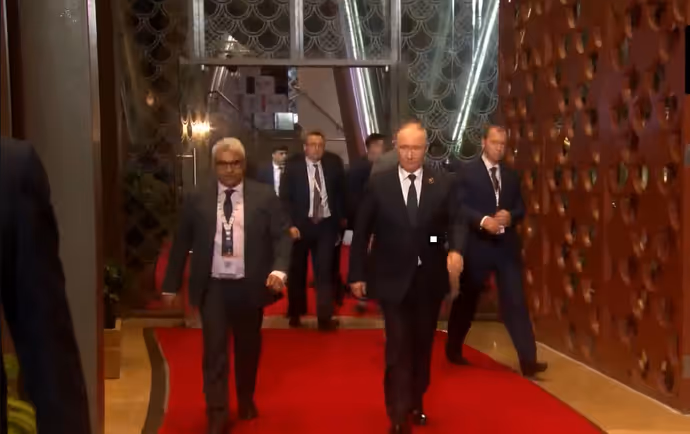 BRICS Gala Dinner: चमचमाती Aurus से पहुंचे पुतिन, 7 तस्वीरों में देखें रूसी राष्ट्रपति का शाही अंदाज