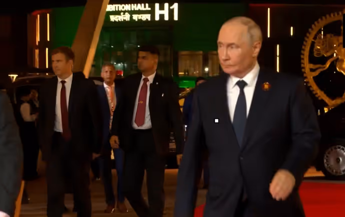 BRICS Gala Dinner: चमचमाती Aurus से पहुंचे पुतिन, 7 तस्वीरों में देखें रूसी राष्ट्रपति का शाही अंदाज