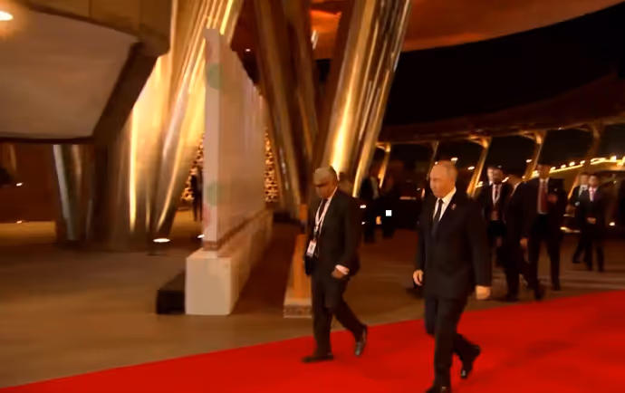 BRICS Gala Dinner: चमचमाती Aurus से पहुंचे पुतिन, 7 तस्वीरों में देखें रूसी राष्ट्रपति का शाही अंदाज