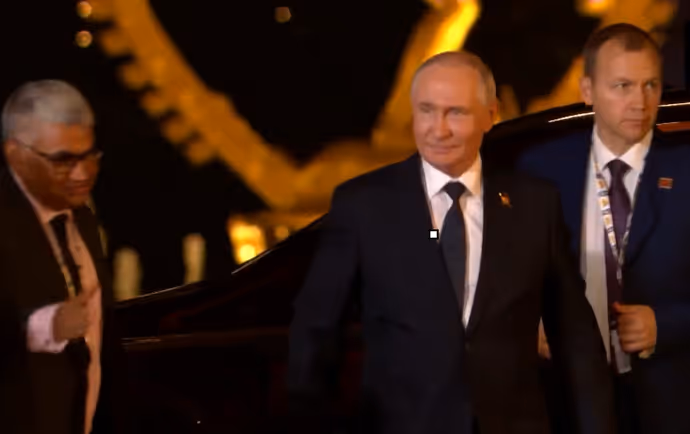 BRICS Gala Dinner: चमचमाती Aurus से पहुंचे पुतिन, 7 तस्वीरों में देखें रूसी राष्ट्रपति का शाही अंदाज